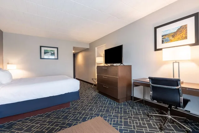 غرفة بسرير كينج مع أريكة، Best Western Hunt's Landing Hotel Matamoras/Milford 5/9