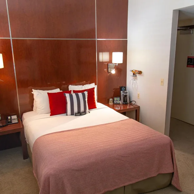 غرفة بسرير مزدوج بإطلالة على الحديقة، Daddy O Hotel 1/5