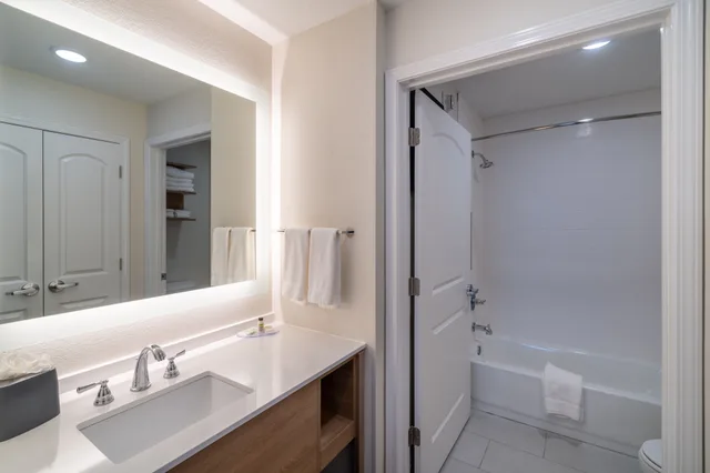 جناح بسريرين كوين بغرفة نوم واحدة بمطبخ لذوي الإعاقة، Staybridge Suites Flowood 5/6
