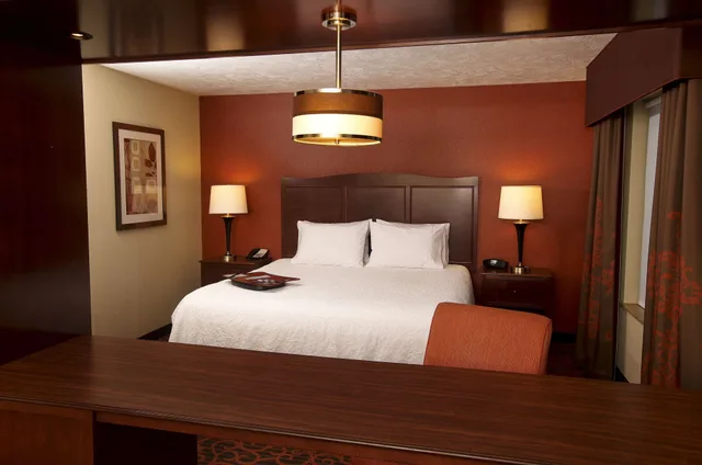 جناح استوديو بسرير كينج بشرفة مع أريكة، Hampton Inn Suites Fargo Medical Center 8/10
