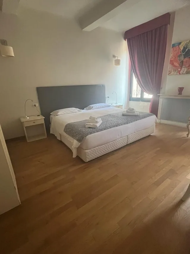غرفة بسرير كينج، Honey Rooms 6/10