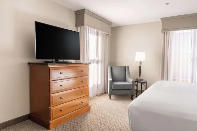 جناح بسرير كينج بغرفتين مع أريكة لذوي الإعاقة، Drury Plaza Hotel Broadview Wichita 2/4