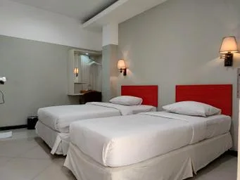 غرفة قياسية بسريرين منفصلين للمدخنين، Queen City Hotel 1/3