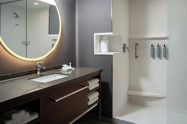 جناح بسرير كينج بغرفة نوم واحدة مع أريكة لذوي الإعاقة، Courtyard by Marriott Cleveland TN 2/3