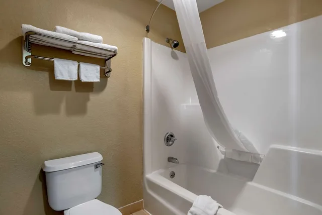 غرفة قياسية بسرير كينج، Quality Inn Phenix City Columbus 9/9