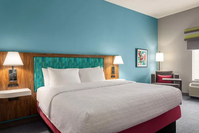 غرفة تنفيذية بسرير كينج، Hampton Inn and Suites Springfield 2/3