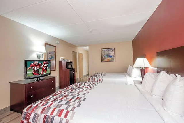 Deluxe, 2 Queen Beds, Accessible, Red Roof Inn and Suites Macon 3/4