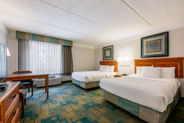 غرفة بسريرين مزدوجين لغير المدخنين، La Quinta Inn & Suites by Wyndham Houston Bush IAH South 5/10