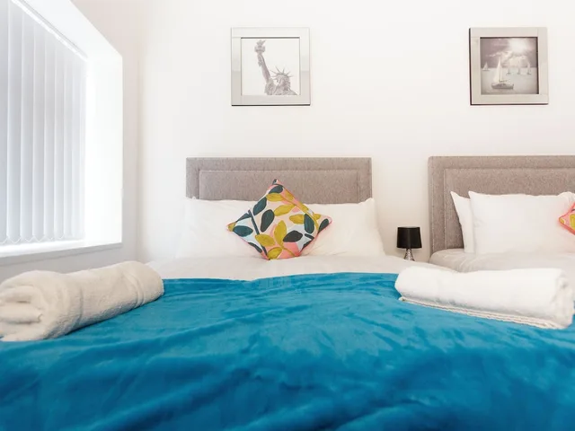 Deluxe, Apartment, 1 Single and 2 Double Beds, Private Bathroom, Live In Leeds Greenhill Bungalows 10/10