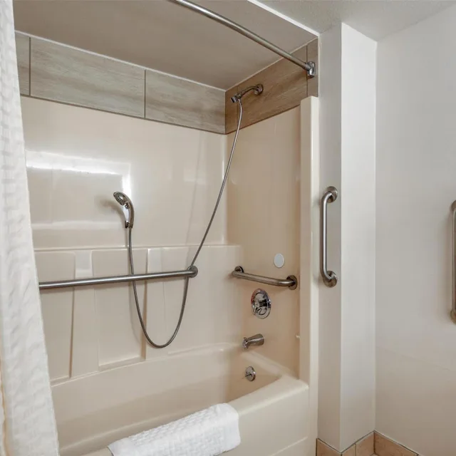 Room, Queen Bed, Bathtub, Accessible, Best Western Plus Oak Harbor Hotel & Conference Center 6/6