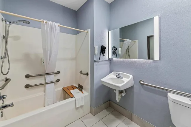 Efficiency, 2 Queen Beds, Accessible، Quality Inn & Suites Manhattan 3/3
