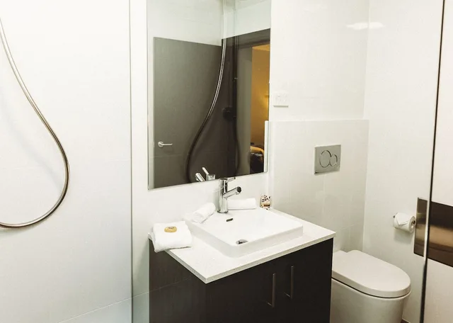 Room, Single, Twin Beds, Coniston Hotel Wollongong 2/2