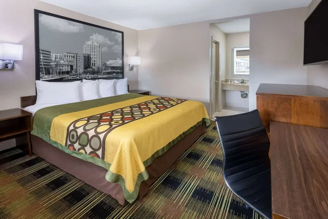 غرفة قياسية بسرير كينج، Super 8 by Wyndham Williamsburg/Historic Area 2/3