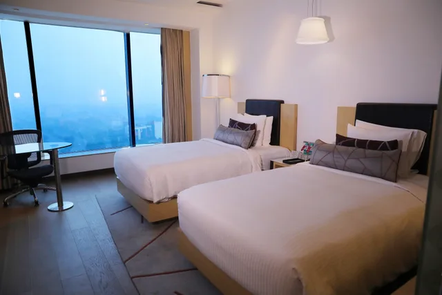 غرفة قياسية بسريرين منفصلين مع دخول الصالة، CROWNE PLAZA GREATER NOIDA 3/6
