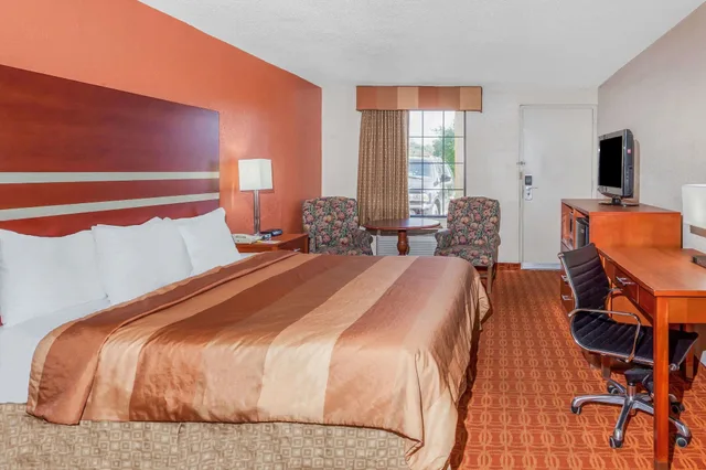 غرفة قياسية بسرير كينج بحوض جاكوزي، Days Inn By Wyndham Dalton 1/5