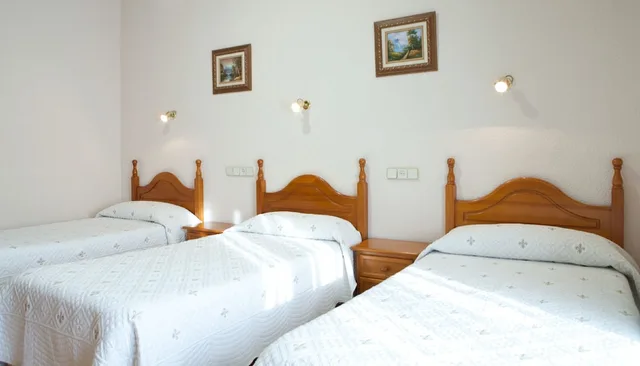 غرفة قياسية ثلاثية بثلاثة أسرّة، Hostal Zamora 1/3