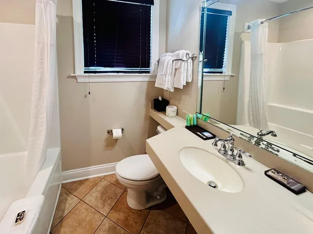 Upgrade, King and Queen Bed، The Port Inn and Cottages, Ascend Hotel Collection 3/3