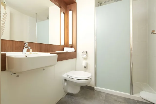 غرفة قياسية بسرير مزدوج وسرير فردي، Hotel Campanile Nantes Centre Saint Jacques 7/10