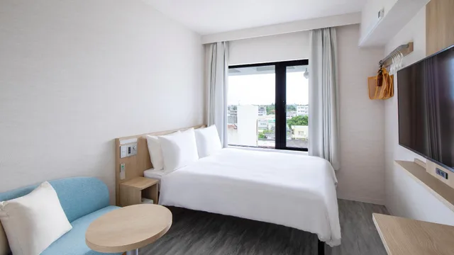 غرفة بسرير مزدوج بمطبخ صغير، Tabino Hotel Lit Miyakojima 3/3