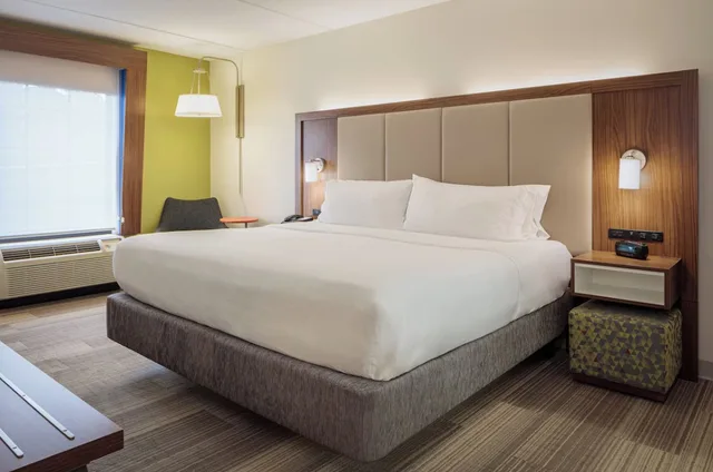 غرفة بسرير مزدوج لذوي الإعاقة، Holiday Inn Express And Suites Newport News Ex Holiday Inn Hotel And Suites Newport News 1/5