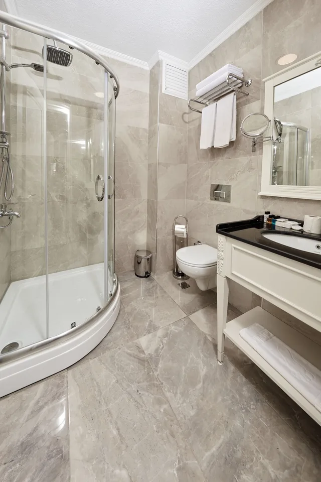 Basement, Studio, 1 King and 4 Single Beds, Private Garden، Albinas Hotel 3/4