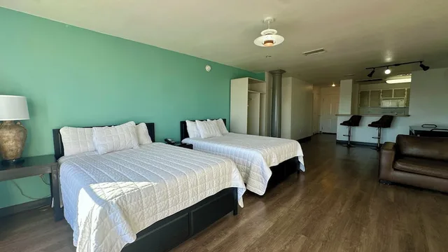 Efficiency, Suite, 1 King and 2 Double Beds، MainStay Suites Las Vegas Flamingo 5/10