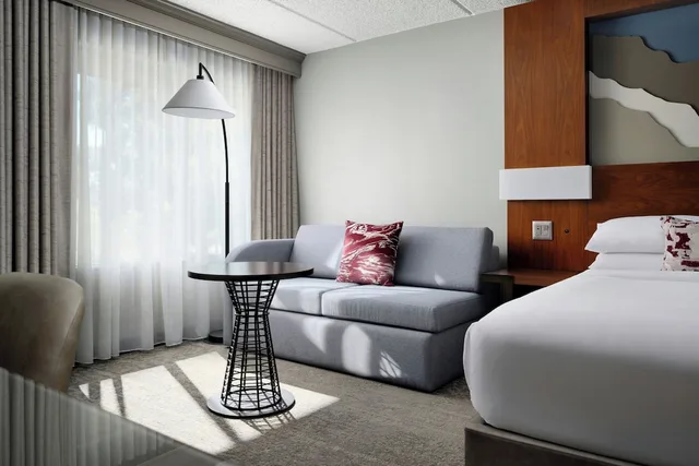 غرفة بسرير كينج مع أريكة، Napa Valley Marriott Hotel and Spa 3/6