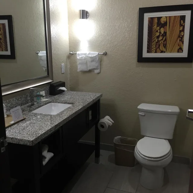 جناح بسرير كينج مع أريكة بجاكوزي، Comfort Inn & Suites Fort Worth West I-30 NAS JRB 3/10