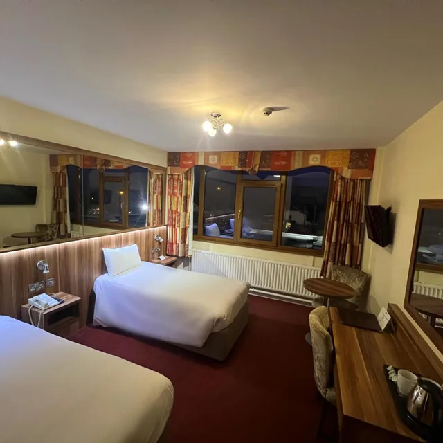 Room, Twin Beds, West County Hotel 3/10