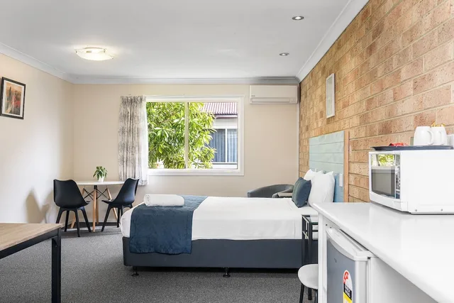 استوديو بسرير كوين، LISMORE WILSON MOTEL 3/4