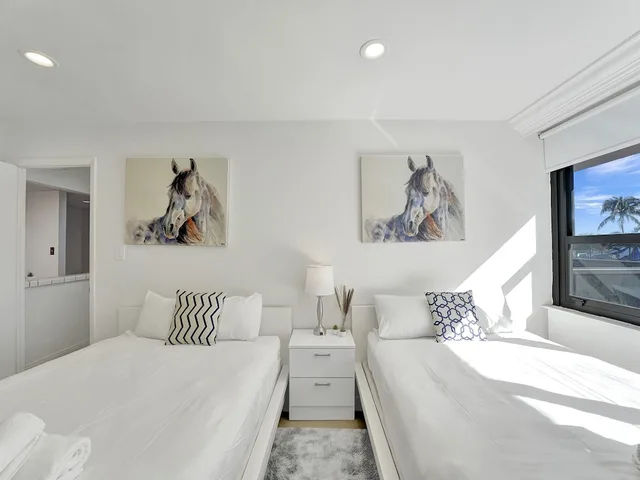 Cozy, Condo, Beach, 4 Queen Beds, Sofa، The Alexander All Suite Oceanfront Resort 1/3