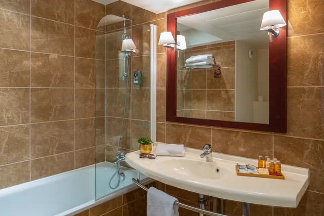 غرفة قياسية بسريرين منفصلين وسرير كوين، Mercure Rambouillet Relays du Chateau 4/5