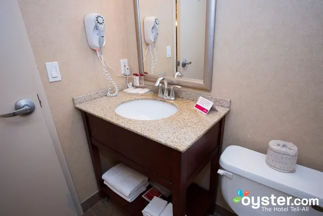 جناح استوديو ديلوكس بسرير كينج، Ramada by Wyndham Niagara Falls/Fallsview 1/2