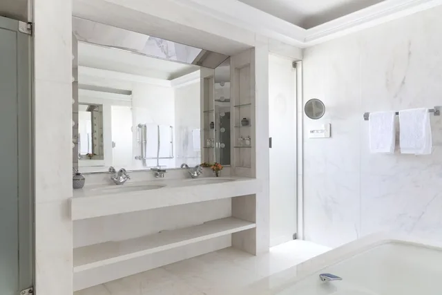Azur, Suite, King Bed، Le Bristol Paris 4/4