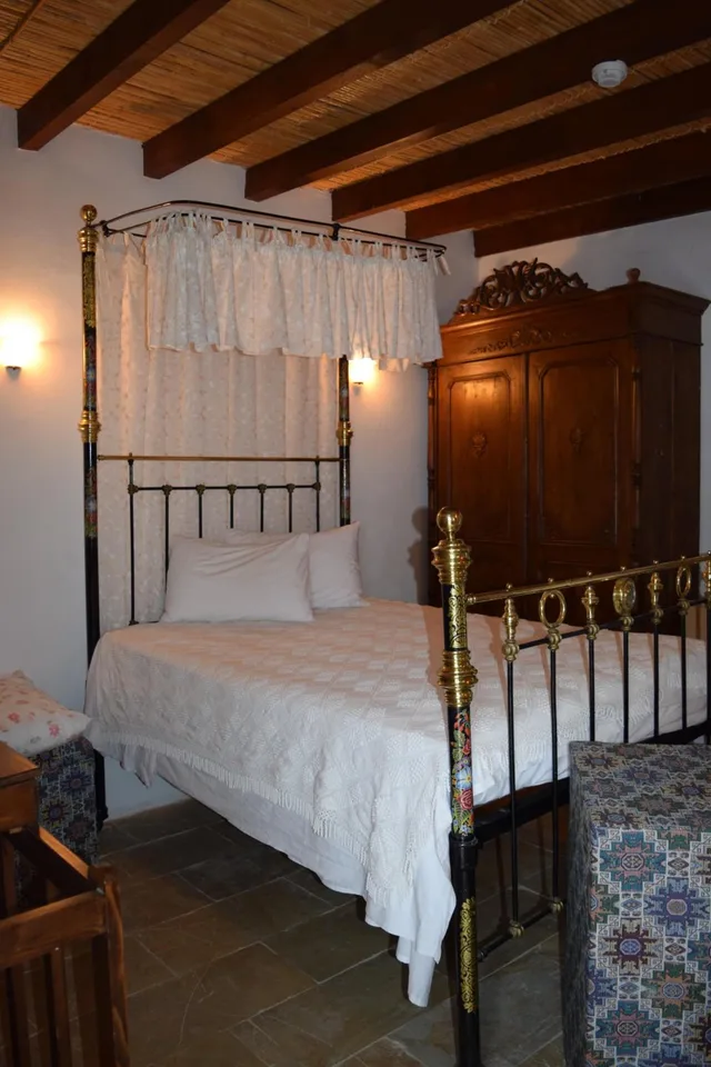 Deluxe, Suite, Queen Bed, Sofa, LASA HEIGHTS 2/2