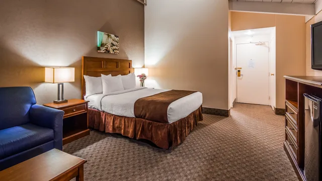 غرفة قياسية بسرير كوين مع أريكة، Best Western Adams Inn Quincy-Boston 1/3