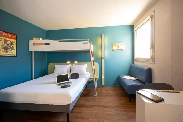 غرفة ثلاثية بسرير مزدوج وسرير بطابقين، ibis budget Avignon Centre 6/10