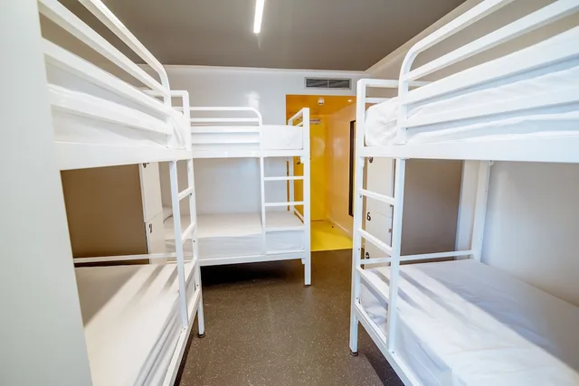 سكن مشترك مختلط بستة أسرّة وأسرّة بطابقين بإطلالة على المسبح بحمام خاص، Amistat Island Hostel Ibiza 2/10