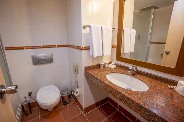 غرفة قياسية بسرير كوين وسرير فردي مع أريكة، Stella Beach Hotel 10/10