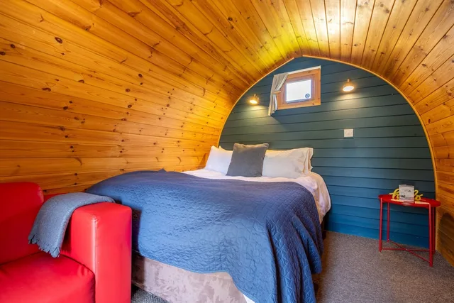Posh Pod, King Bed, Shared Bathroom، The Little Hide - Grown Up Glamping 3/6