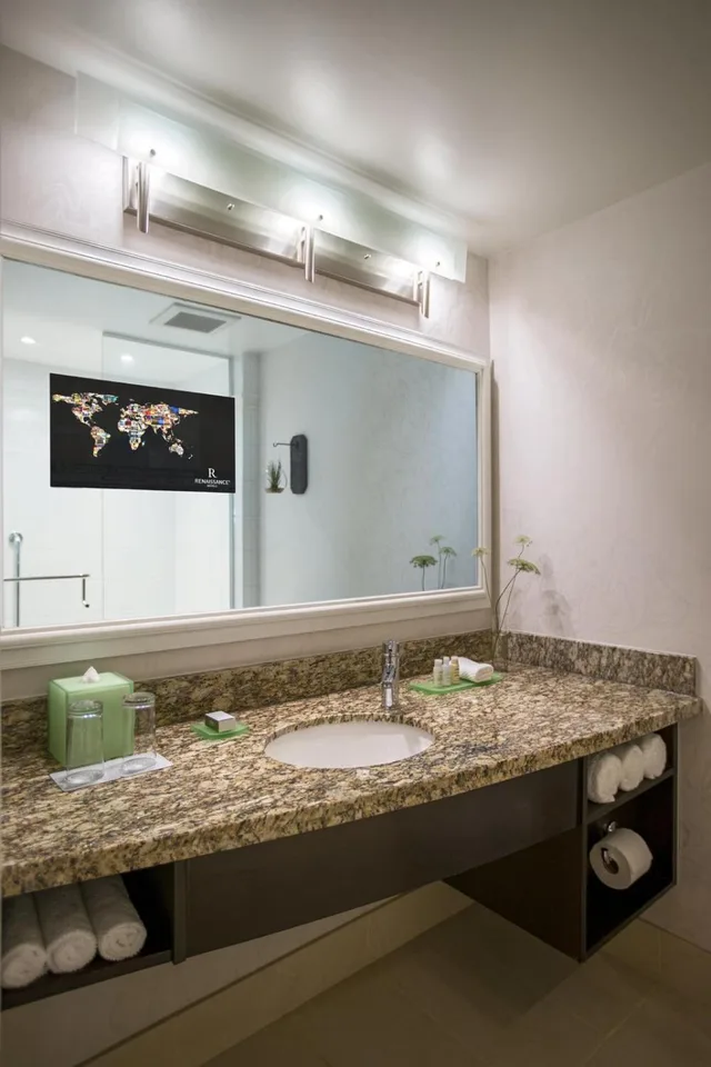 Guest Room, King Bed, Club Floor, High Floor، Renaissance Raleigh North Hills Hotel 1/1