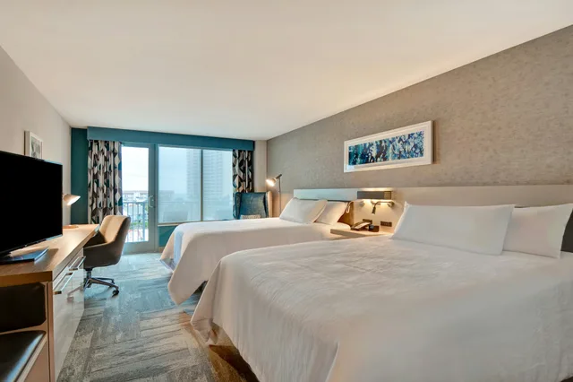غرفة بسريرين كوين بشرفة، Hilton Garden Inn Destin Miramar Beach 1/3
