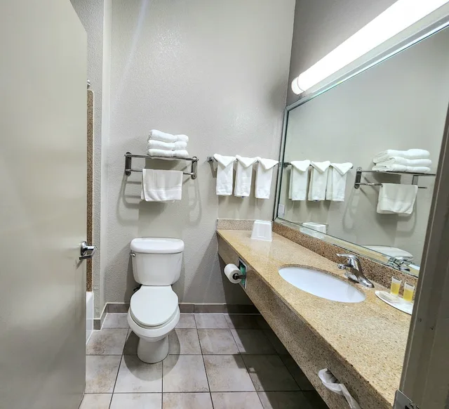 Efficiency, 2 Queen Beds, Kitchenette، Days Inn By Wyndham Kemah 9/10
