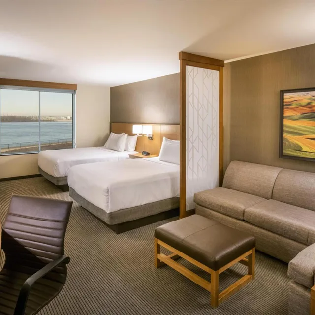 غرفة بسرير كوين بإطلالة على النهر مع أريكة، Hyatt Place East Moline/Quad Cities 2/3