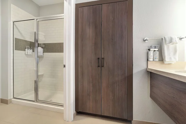 جناح بسرير كينج وسريرين مزدوجين بغرفتي نوم بمطبخ، Staybridge Suites Longview 5/6