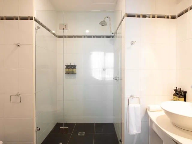 Studio, Double Bed, River View, Peppers Seaport Launceston 5/8
