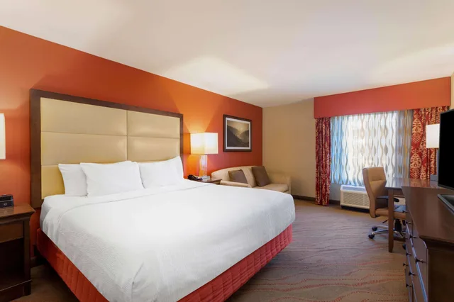 Room, King Bed, Accessible, La Quinta Inn Suites Pigeon Forge 3/10