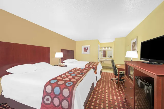 غرفة رباعية بسريرين كوين لذوي الإعاقة، Super 8 By Wyndham Kerrville Tx 2/3