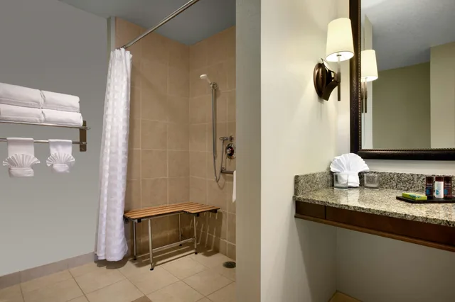 جناح بسريرين كوين لذوي الإعاقة، Embassy Suites La Quinta & Spa 3/5