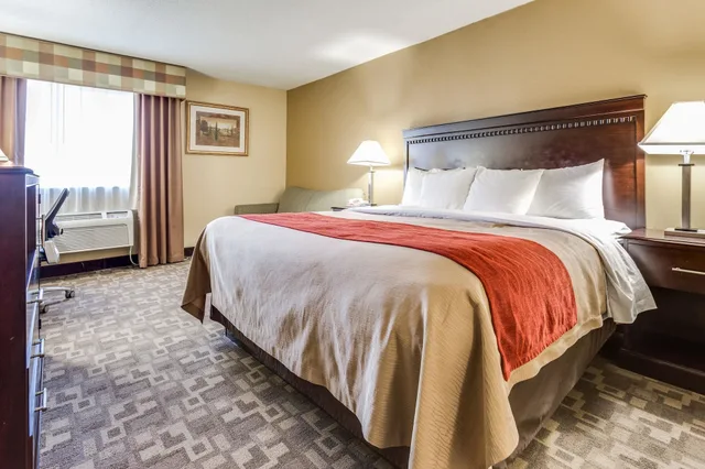 غرفة بسرير كينج مع أريكة، Quality Inn Asheboro South NC 3/7